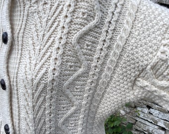 Cardigan irlandês delicado, feito à mão, em tricô, com padrão incomum e bolsos!