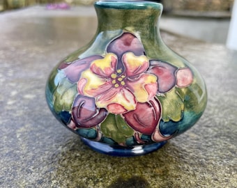 Vase William Moorcroft – Motif Anémone – Poterie Anglaise – Occasion