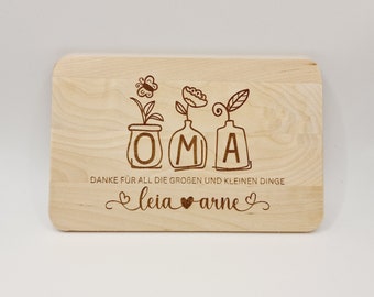 Personalisiertes Frühstücksbrett, Geschenk für Oma, zum Geburtstag, zum Muttertag, Oma Monogram, Blumen in Holz Graviert mit Enkelkinder