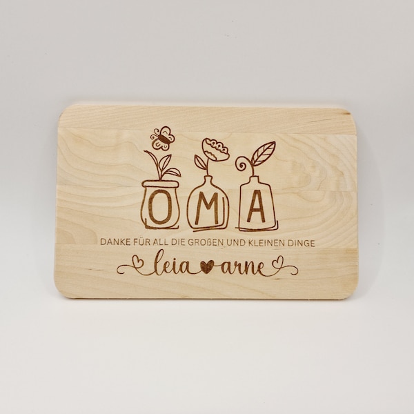 Personalisiertes Frühstücksbrett, Geschenk für Oma, zum Geburtstag, zum Muttertag, Oma Monogram, Blumen in Holz Graviert mit Enkelkinder