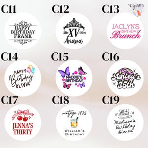 K&ouml;nnte beinhalten: Neun wei&szlig;e runde Aufkleber mit schwarzem Text und bunten Designs. Die Aufkleber zeigen Geburtstagsparty-Themen, darunter ein Geburtstagsbrunch, eine 35. Geburtstagsparty, eine Quincea&ntilde;era und eine Vintage-Geburtstagsparty aus dem Jahr 1975.