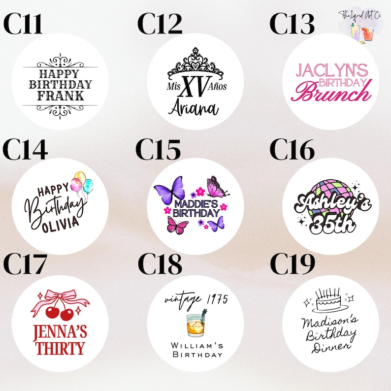K&ouml;nnte beinhalten: Neun wei&szlig;e runde Aufkleber mit schwarzem Text und bunten Designs. Die Aufkleber zeigen Geburtstagsparty-Themen, darunter ein Geburtstagsbrunch, eine 35. Geburtstagsparty, eine Quincea&ntilde;era und eine Vintage-Geburtstagsparty aus dem Jahr 1975.