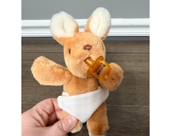 Vintage babykonijn met pluche fopspeen en luier