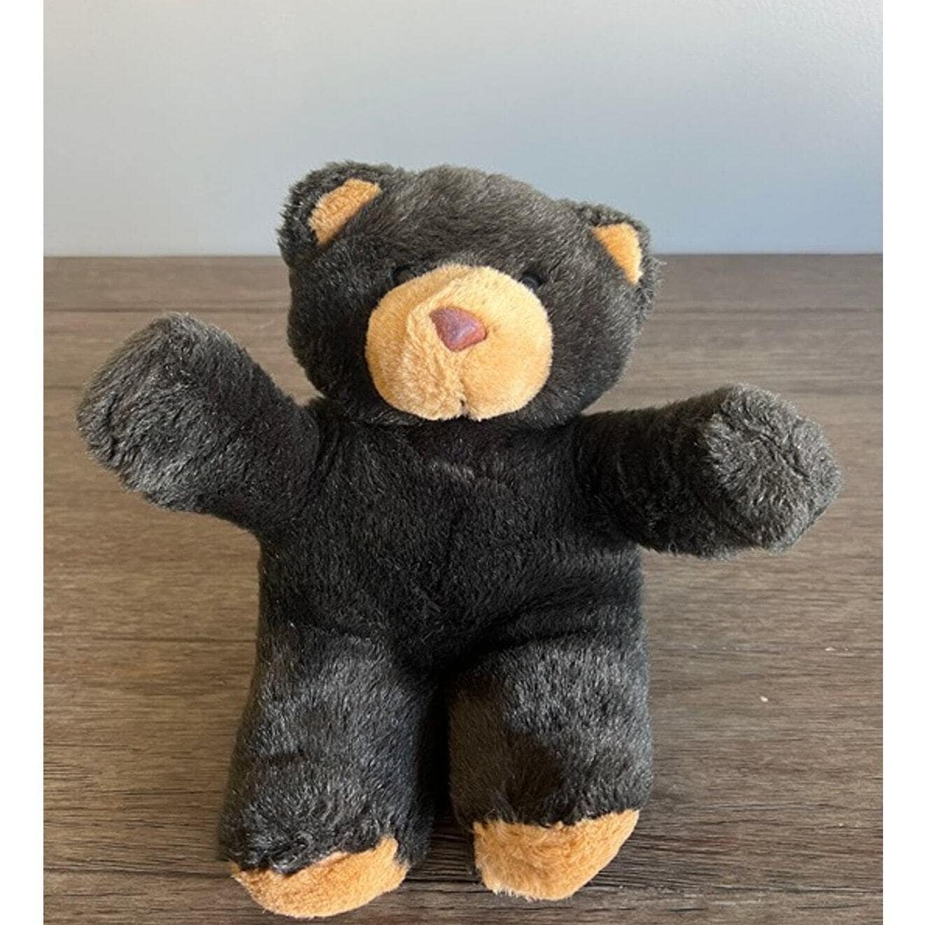 かわいい、抱きしめたくなるような明るい茶色の顔と足を持つ黒クマの