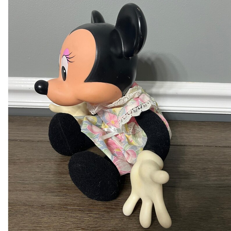 Marioneta de Minnie Mouse de Mattel, juguete de peluche vintage de Disney de los años 90 con vestido floral imagen 2
