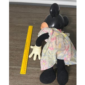 Marioneta de Minnie Mouse de Mattel, juguete de peluche vintage de Disney de los años 90 con vestido floral imagen 6