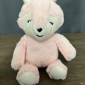 Peluche Volpe Rosa dagli Occhi Sonnolenti di Carter, solo un anno