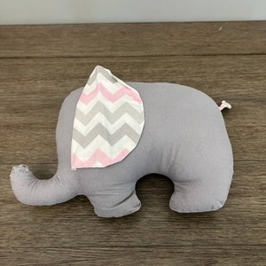 Elefante gris con orejas y cola de chevrón rosa y gris, hecho a mano, vintage