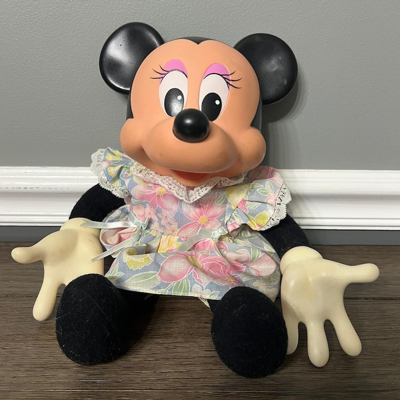 Marioneta de Minnie Mouse de Mattel, juguete de peluche vintage de Disney de los años 90 con vestido floral imagen 1