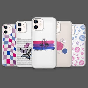Puede incluir: Una colección de cinco fundas blancas para teléfonos. Los diseños incluyen un patrón de cuadros rosas y morados, texto con mariposas, una bandera del orgullo bisexual con labios, un dibujo lineal de una persona y un patrón de círculos rosas y azules.