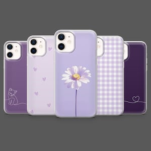 Puede incluir: Una colección de cinco fundas para teléfono moradas. Los diseños incluyen una margarita, corazones, un estampado de cuadros, un contorno de gato y un contorno de corazón. Las fundas tienen un borde protector transparente.