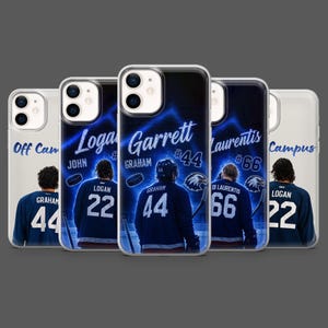 Könnte beinhalten: Fünf transparente Handyhüllen mit Eishockey-Motiven. Drei Hüllen zeigen einen Eishockeyspieler im dunkelblauen Trikot mit den Namen Logan, Garrett und Laurentis sowie den Nummern 22, 44 und 66. Zwei Hüllen tragen den Schriftzug Off Campus.