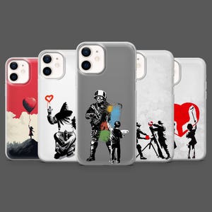 Op de afbeelding: Een verzameling telefoonhoesjes met Banksy-achtige graffiti-kunst. De ontwerpen omvatten een meisje met een hartvormige ballon, een figuur met een gasmasker en andere gestileerde figuren. De hoesjes zijn transparant met de ontwerpen erop gedrukt.