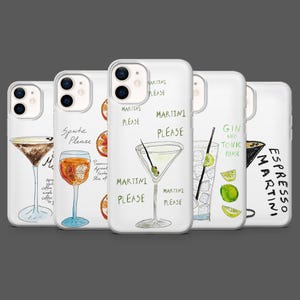 Może przedstawiać: Pięć przezroczystych etui na smartfony z ręcznie rysowanymi ilustracjami koktajli. Wzory obejmują martini z oliwkami, pomarańczowy spritz, gin z tonikiem z limonką oraz espresso martini, wraz z napisami takimi jak Martini Please.