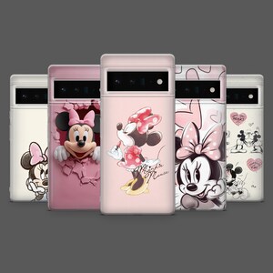 Puede incluir: Una colección de cinco fundas para teléfono con diseños de Minnie Mouse. Las fundas son en tonos rosa, blanco y crema. Cada funda tiene un gráfico diferente de Minnie Mouse, incluyendo un diseño 3D y varias ilustraciones. Las fundas son para un teléfono con cámara.