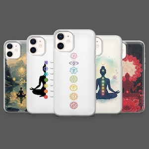 Könnte beinhalten: Eine Sammlung von fünf Handyhüllen mit verschiedenen Designs. Die Hüllen zeigen Bilder von Yoga-Posen, Chakren und Naturszenen. Die Hüllen sind weiß und haben eine glänzende Oberfläche, mit einem dunkelgrauen Hintergrund.