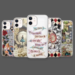 Könnte beinhalten: Fünf Handyhüllen mit Designs, die von Alice im Wunderland inspiriert sind. Die Hüllen zeigen Illustrationen von Alice, Rosen, Uhren und Richtungsschildern mit Sätzen wie "Tea Party" und "Wrong Way".