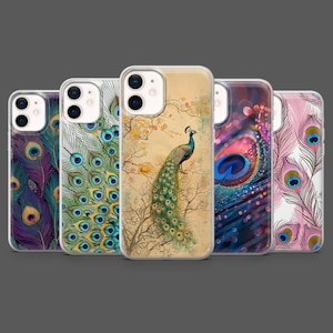 Peut inclure: Plusieurs coques de téléphone avec des motifs de paon. Les coques présentent des motifs de plumes de paon aux couleurs vives, dans des tons de bleu, vert, violet et rose. Une coque montre un paon perché sur une branche.