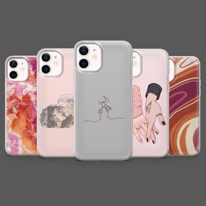Könnte beinhalten: Eine Sammlung von Handyhüllen mit verschiedenen Designs. Eine Hülle zeigt eine Strichzeichnung von zwei Lippen, während andere Illustrationen von Händen, abstrakten Mustern und einem sich küssenden Paar zeigen. Die Hüllen sind in Rosa-, Orange- und Grautönen gehalten.
