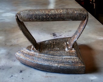 Antikes Eisen, Gusseisen, Ende des 19.Jahrhunderts, N.4, Gewicht 1,7 kg
