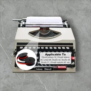 Peut inclure: Une machine à écrire vintage crème avec des touches noires. L'image comprend un gros plan d'un ruban de machine à écrire noir et rouge et le texte "Applicable To" et "Colore: [Nero]"
