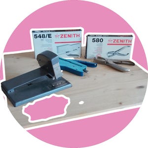 Juego de oficina Zenith vintage: 548/E y 580 (NUEVOS, SIN USAR) + grapadora industrial 522