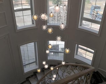 Moderne grote trapkroonluchter met twee verdiepingen, lange hangverlichting led-HALO GLAZUUR-lamparmatuur geblazen glas-op maat gemaakte eetkamerkroonluchter