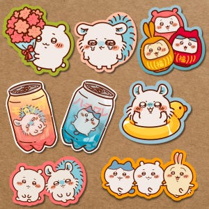 Puede incluir: Una colección de pegatinas coloridas con personajes de dibujos animados lindos. Los diseños incluyen un oso con flores, un erizo, dos muñecas daruma, latas de refresco, un oso en un flotador y un grupo de tres personajes.