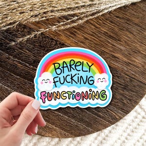 Pegatina "Apenas Funciona" / Regalo Divertido Arcoíris / Calcomanía con Frase Sarcástica / Arte Kawaii de Nubes / Humor Adulto / Idea de Autocuidado con Toque de Humor