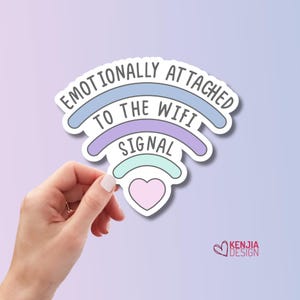Puede incluir: Una pegatina troquelada con forma de icono de señal Wi-Fi con barras curvas en azul pastel, morado y verde menta. El texto dice EMOTIONALLY ATTACHED TO THE WIFI SIGNAL en letras mayúsculas negras, con un pequeño corazón rosa claro abajo.