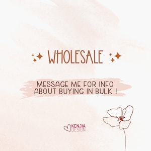 以下が含まれることがあります： ピンクと白の水彩画の背景に、茶色の文字で「WHOLESALE」と書いてあり、両側に小さな茶色の星が2つあります。テキストの下には、ピンクと白の筆の跡があり、茶色の文字で「MESSAGE ME FOR INFO ABOUT BUYING IN BULK!」と書いてあります。テキストの下には、茶色の線で描かれた花があります。左下の隅には、ピンクのハートに白い文字で「KENJIA DESIGN」と書いてあります。