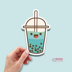 Op de afbeelding: Een sticker van een cartoon bubble tea met een glimlachend gezicht en een rietje. De bubble tea is lichtblauw met bruine boba-parels.