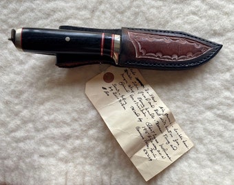 Coltello da caccia forgiato a mano in acciaio D2: impugnatura in ebano riciclato, fodero in pelle