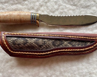 Coltello da caccia forgiato a mano: manico in acero occhiolinato, fodero in pelle di serpente
