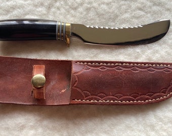 Coltello da caccia forgiato a mano: acciaio 5160 prodotto negli Stati Uniti, impugnatura in ebano riciclato, fodero in pelle