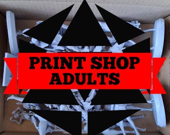 Op de afbeelding: Een kartonnen doos gevuld met meerdere lichtgrijze beeldjes. Een rode banner met de tekst "PRINT SHOP ADULTS" staat over de afbeelding, gedeeltelijk verborgen door zwarte driehoeken. De beeldjes lijken in verschillende poses te staan.
