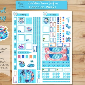 Op de afbeelding: Printbare planner stickers voor Hobonichi Weeks met een zwembadthema. De stickers bevatten verschillende zwembad-illustraties, waaronder een zwembadvlot, een zwembad met water, palmbomen en een zwembadhanddoek. De stickers zijn ontworpen om te worden gebruikt in een planner of dagboek.