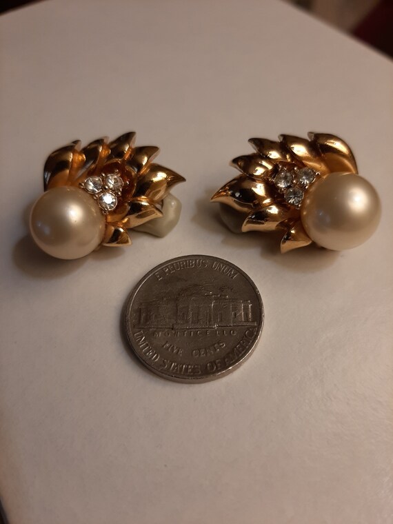 Vintage Ciner gold-tone clip on earrings with fau… - image 5