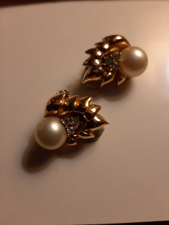 Vintage Ciner gold-tone clip on earrings with fau… - image 2