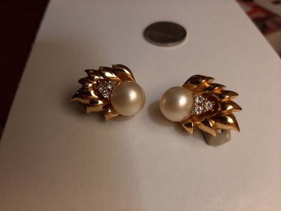 Vintage Ciner gold-tone clip on earrings with fau… - image 6