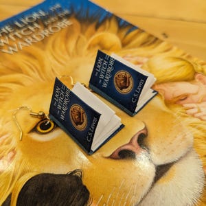 Oorbellen The Chronicles of Narnia by C.S. Lewis *EEN PAAR per bestelling* | Handgemaakte miniboekoorbellen