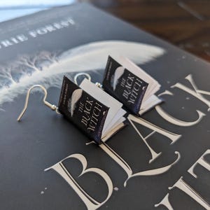 Pendientes Black Witch Chronicles de Laurie Forest *UN PAR por pedido* / Pendientes en forma de minilibro hechos a mano