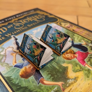 The Land of Stories-serie van Chris Colfer-oorbellen *EEN PAAR per bestelling* | Handgemaakte miniboekoorbellen