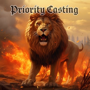 Könnte beinhalten: Ein brüllender Löwe mit einer dicken Mähne steht in einer feurigen orangefarbenen Landschaft. Die Augen des Löwen sind hell und aufmerksam, und sein Maul ist in einem wilden Brüllen geöffnet. Der Text "Priority Casting" wird über dem Löwen angezeigt.