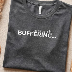 Maglietta "Attualmente in fase di buffering" / Maglietta divertente per introversi / Maglietta con espressione di umore condivisibile / Top "Batteria sociale"