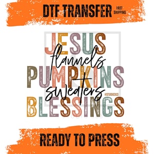 Può includere: Un foglio di trasferimento DTF con il testo JESUS, PUMPKINS, SWEATERS e BLESSINGS in un carattere a blocchi multicolore e usurato, sovrapposto alle parole flannels e sweaters in corsivo. Il design include il testo READY TO PRESS.