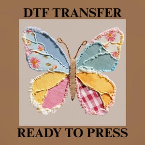 Może przedstawiać: Kolorowy wzór motyla ze skrzydłami z patchworku, z niebieskimi, żółtymi, różowymi i czerwonymi wzorami w kratę. Obraz zawiera tekst "DTF TRANSFER" na górze i "READY TO PRESS" na dole.