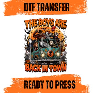 Może przedstawiać: Transfer DTF przedstawiający turkusowy van prowadzony przez postacie z horrorów pod wielkim pomarańczowym księżycem. Tekst głosi THE BOYS ARE BACK IN TOWN, DTF TRANSFER oraz READY TO PRESS. Wzór zawiera sylwetki drzew, nietoperzy i dyń.