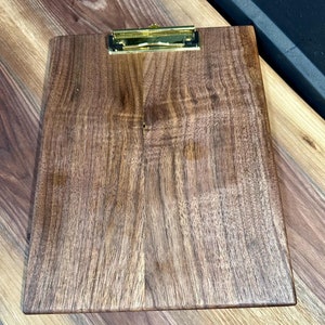 Portapapeles estándar de nogal. Respaldo de menú. Regalo de aniversario para maestros. Exhibición de recetas para tarjetas del Día de la Madre. Exhibición de madera maciza hecha a mano de alta gama.