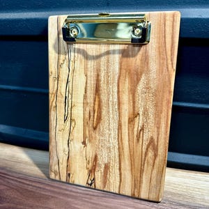 Portapapeles de arce tamaño A5. Respaldo de menú. Regalo de aniversario para maestros. Exhibición de recetas para tarjetas del Día de la Madre. Exhibición de madera maciza hecha a mano de alta gama.